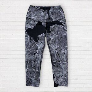 The North Face TNF Black White Floral Cropped Capri Leggings Womens M